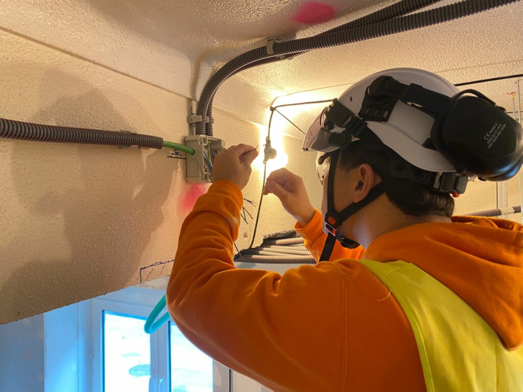 rodrigo a fazer ligação elétrica em caixa de baixa tensão