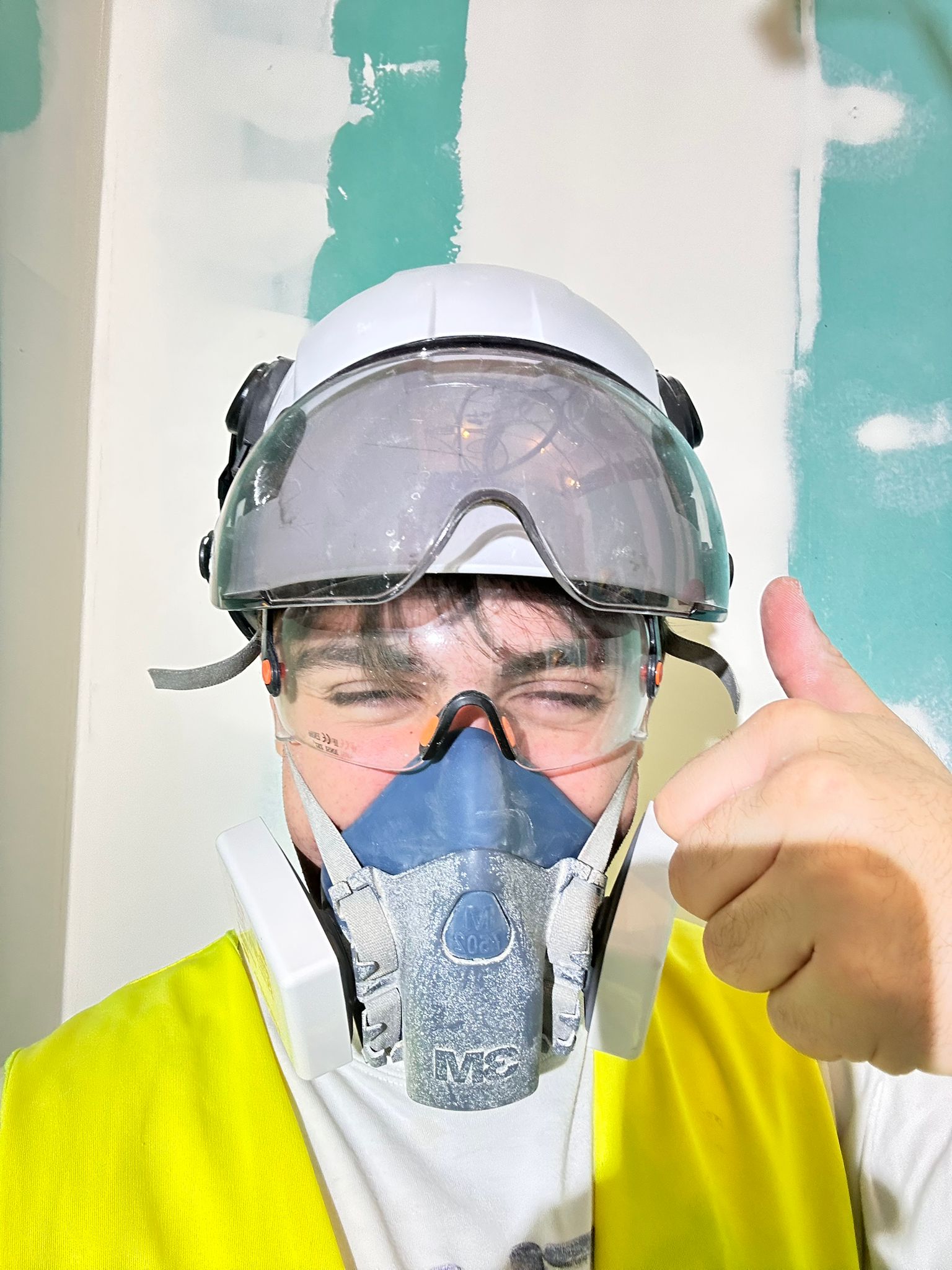 rodrigo feliz após aplicar capoto ETICS